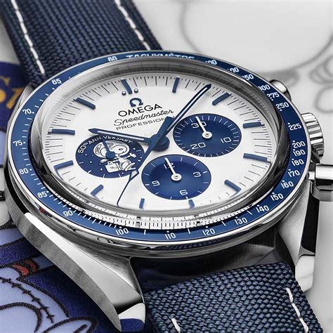 omega speedmaster snoopy back